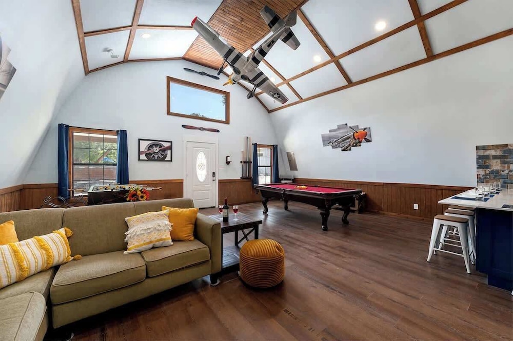 Terracotta Retreat/ Sleeps 30!