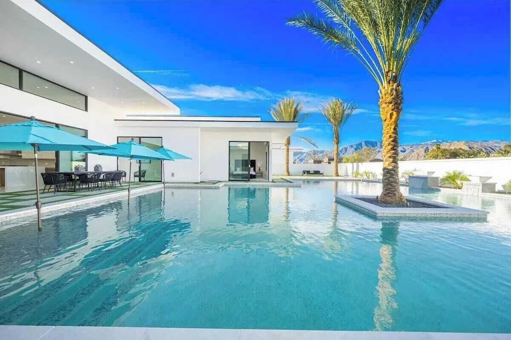 Pool, Hot Tub & Putting Green Minutes From Dining & Golf Bravo Villa #13 by Avantstay