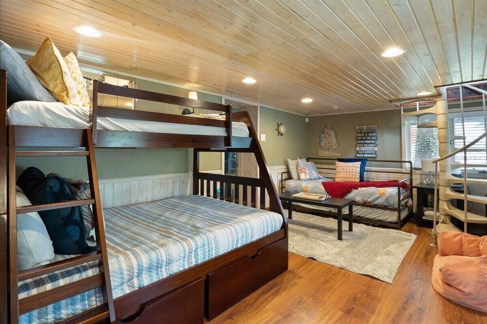 Lakefront Oasis With Skylights & Covered Boat Slip For Extra Adventure