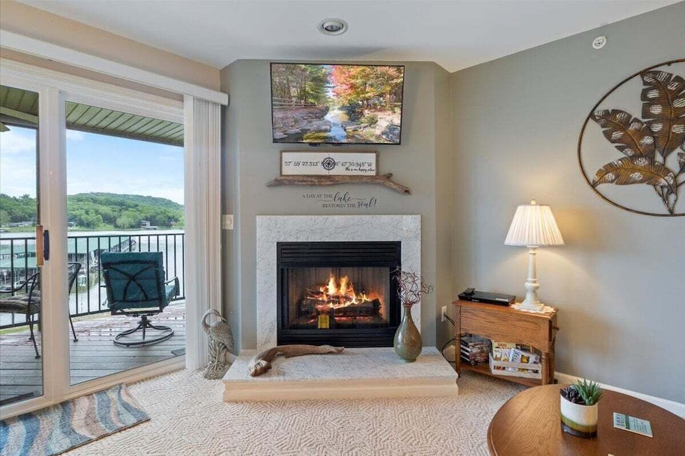 Relaxing Lakefront Condo w/ 2 Heated Pools, Boat Ramp & Slip, Near Golf & Parks