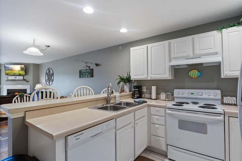 Relaxing Lakefront Condo w/ 2 Heated Pools, Boat Ramp & Slip, Near Golf & Parks