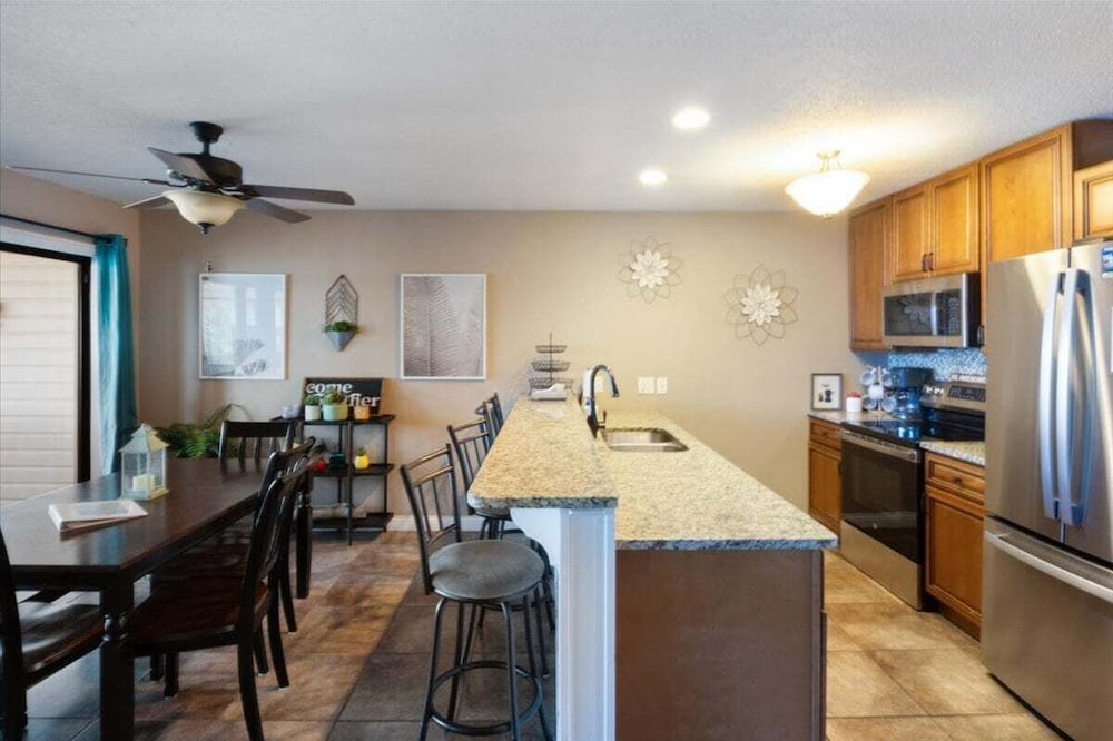 Spacious Family Friendly 3 Bed/3 Bath w/ Amazing Views, Lakeside Pool, & Boat Slip