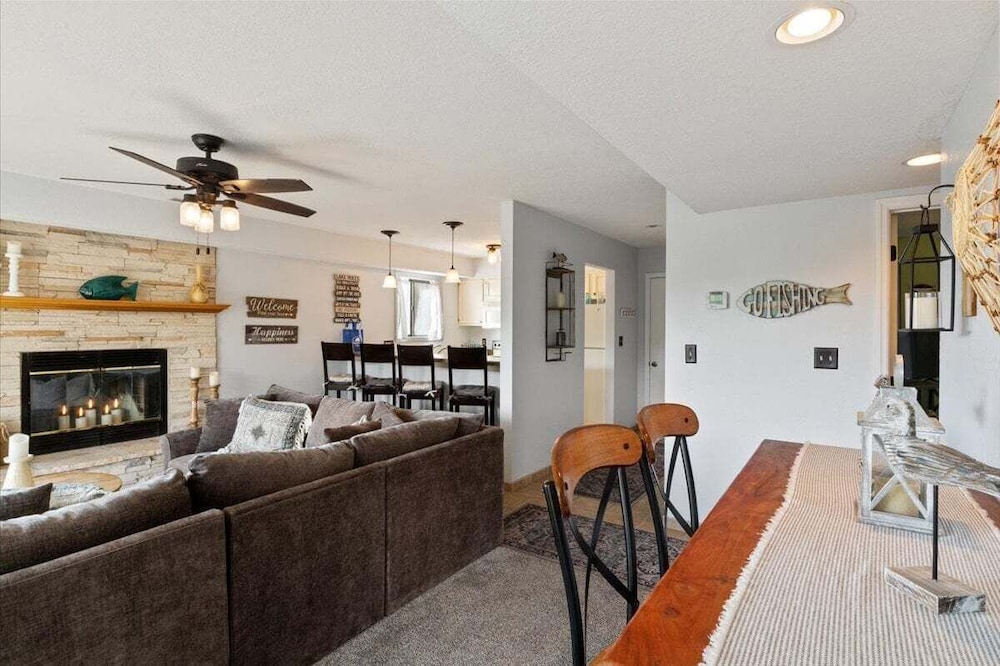 Lakefront Condo w/ Screened Patio, 3 Pools, Boat Slip in Osage Beach