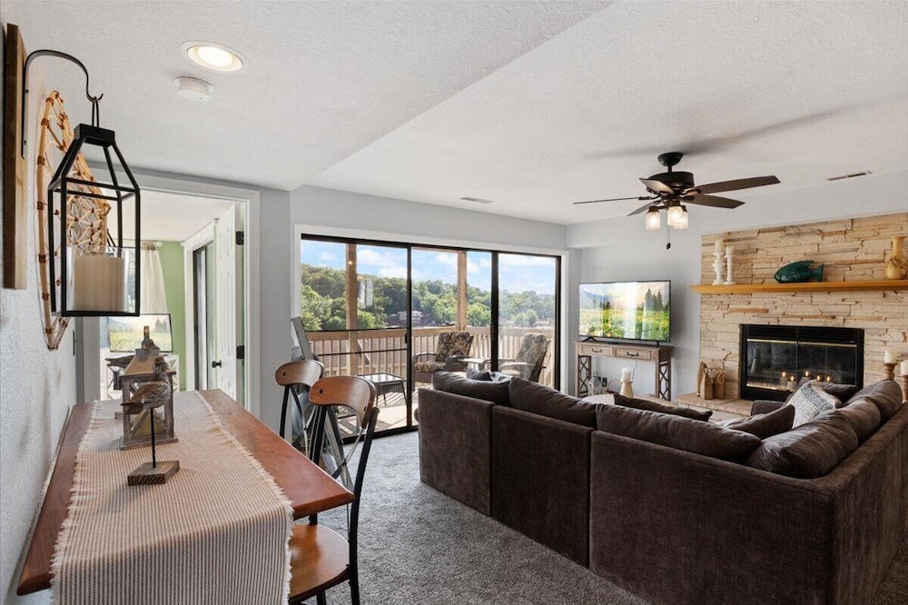 Lakefront Condo w/ Screened Patio, 3 Pools, Boat Slip in Osage Beach