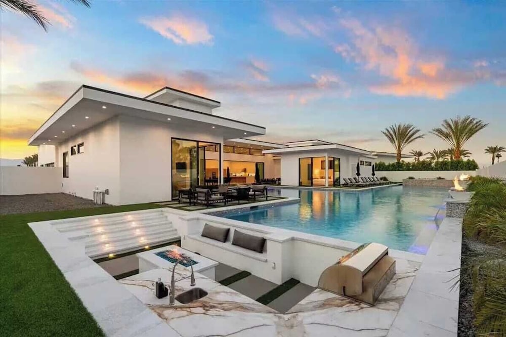 Sleeps 20 7-bedroom Villa w/ Pool, Putting Green & Hot Tub Bravo Villa #11 by Avantstay