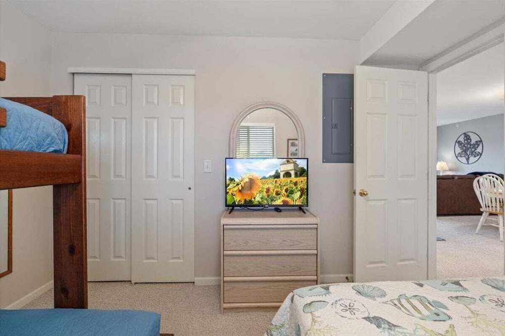 Relaxing Lakefront Condo w/ 2 Heated Pools, Boat Ramp & Slip, Near Golf & Parks
