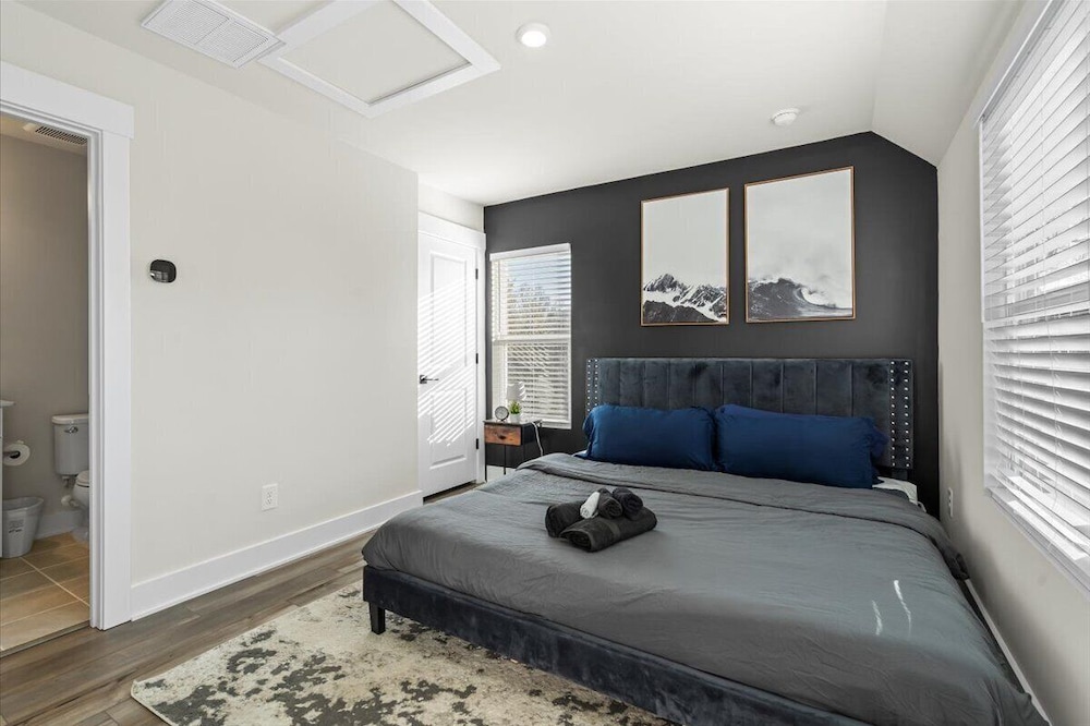 Luxe King 4BR Townhouse in Uptown CLT