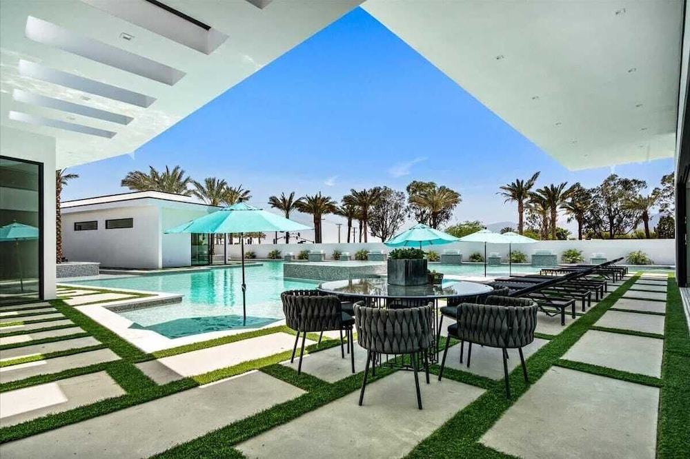 Sleeps 23 Luxury Villa w/ Pool, Hot Tub & Pickleball Court Bravo Villa 10