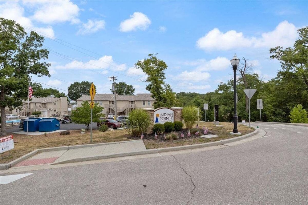 Lakefront Condo w/ Screened Patio, 3 Pools, Boat Slip in Osage Beach