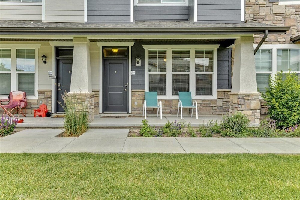 Modern w/ Pool, Gym, Hottub, Golf, Pet Friendly!