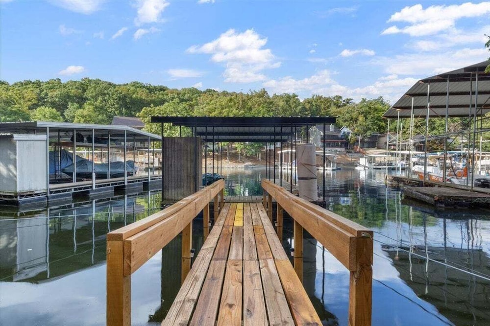 Lakefront Home, Private Dock + Kayaks,arcade Games, Pet Friendly