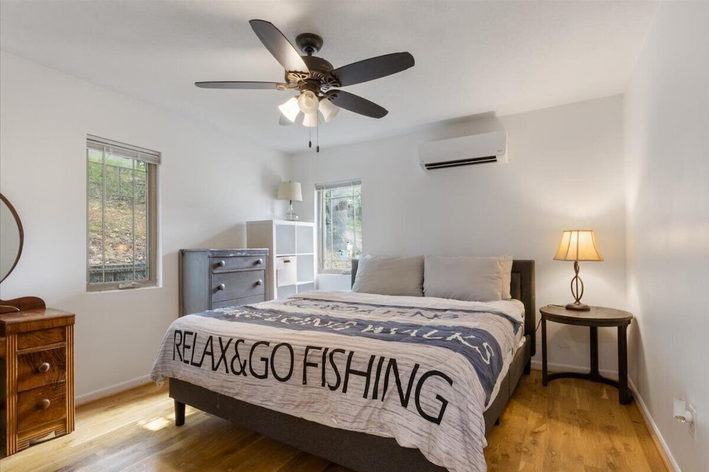 Lakefront Home in a Quiet Cove, Private Dock, Outdoor Dining & Fishing