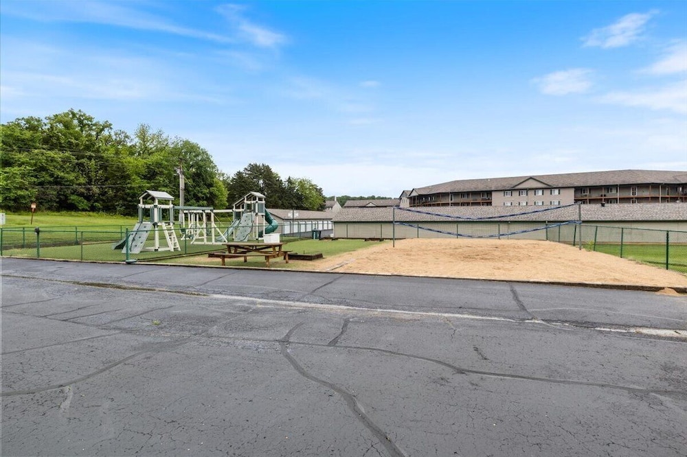 Relaxing Lakefront Condo w/ 2 Heated Pools, Boat Ramp & Slip, Near Golf & Parks