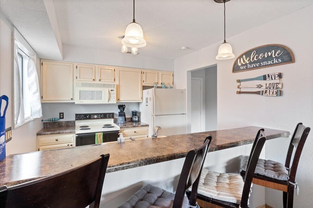 Lakefront Condo w/ Screened Patio, 3 Pools, Boat Slip in Osage Beach
