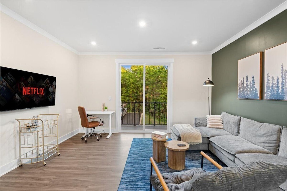 Luxe King 3BR Townhouse in Uptown CLT