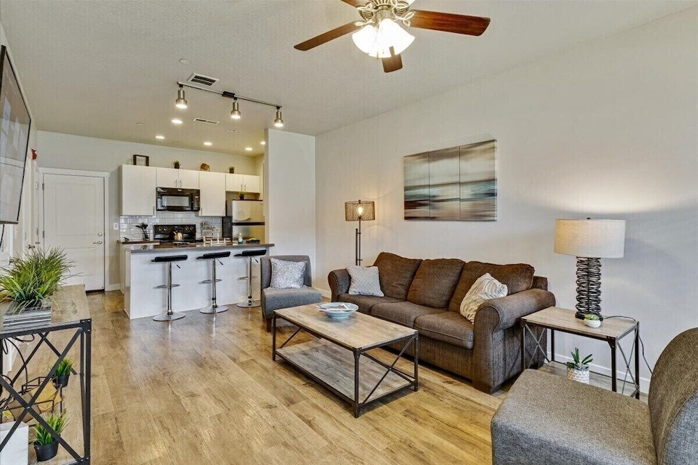 Modern w/ Pool, Gym, Hottub, Golf, Pet Friendly!