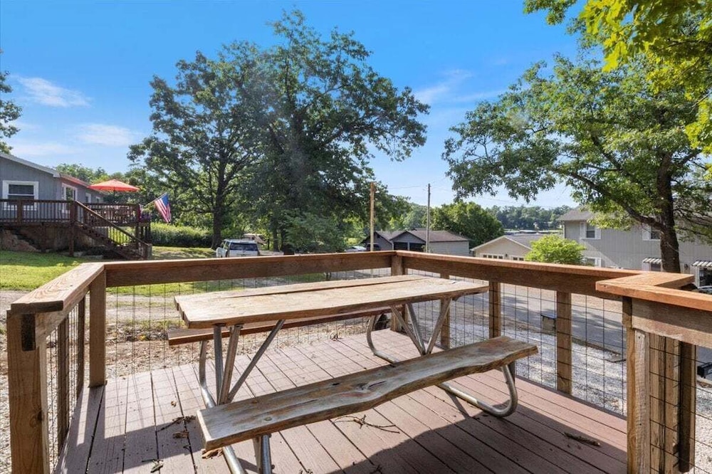 Lakefront Home in a Quiet Cove, Private Dock, Outdoor Dining & Fishing