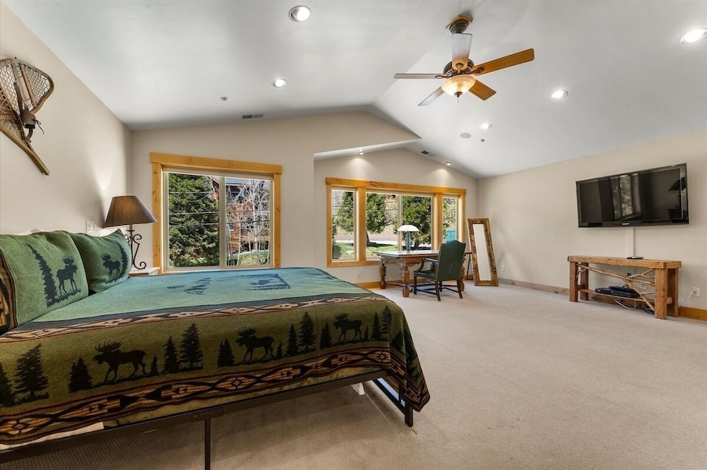 Shaquinaw! 5 Bedroom Home by RedAwning view 2