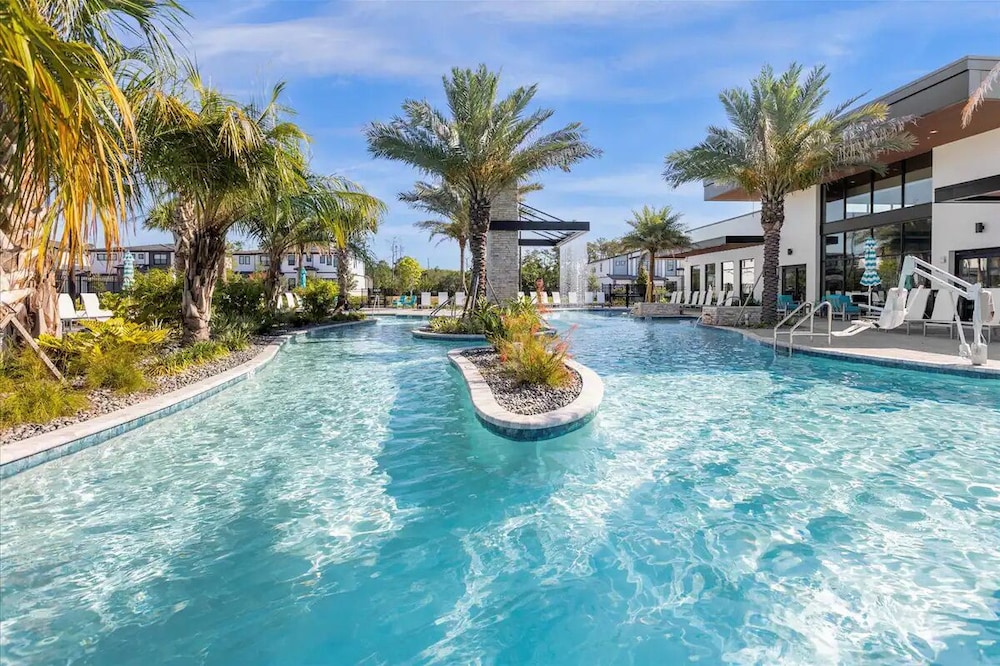 Luxurious 15br Villa With Lake View & Game/theater