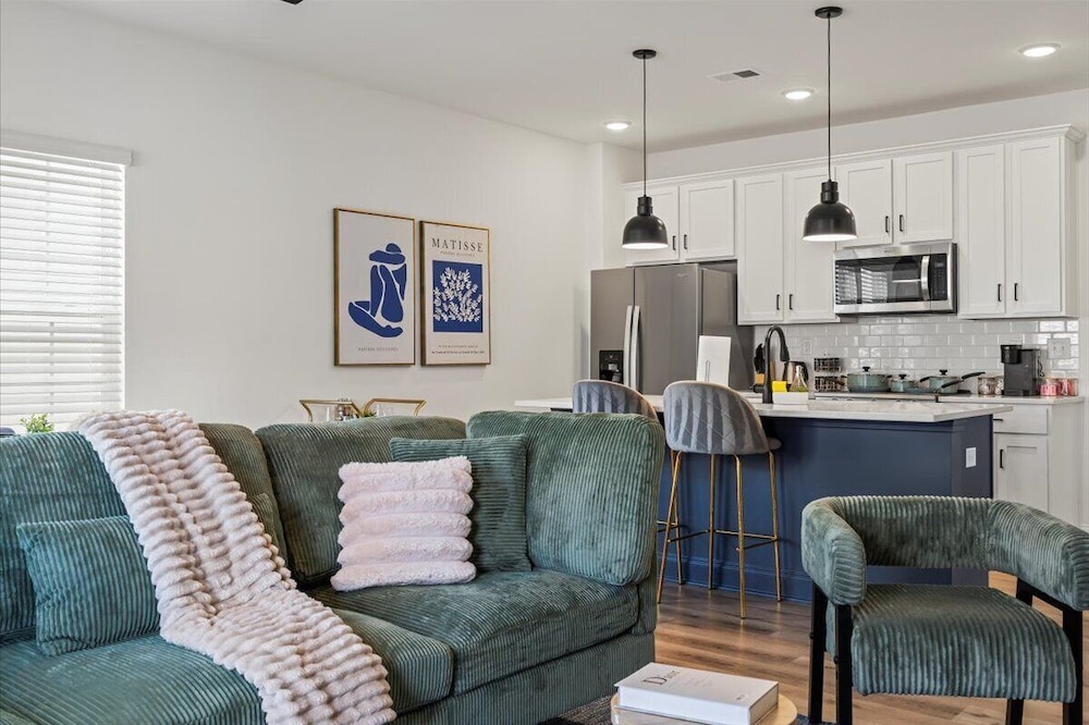 3BR Townhouse Mins to Uptown Charlotte