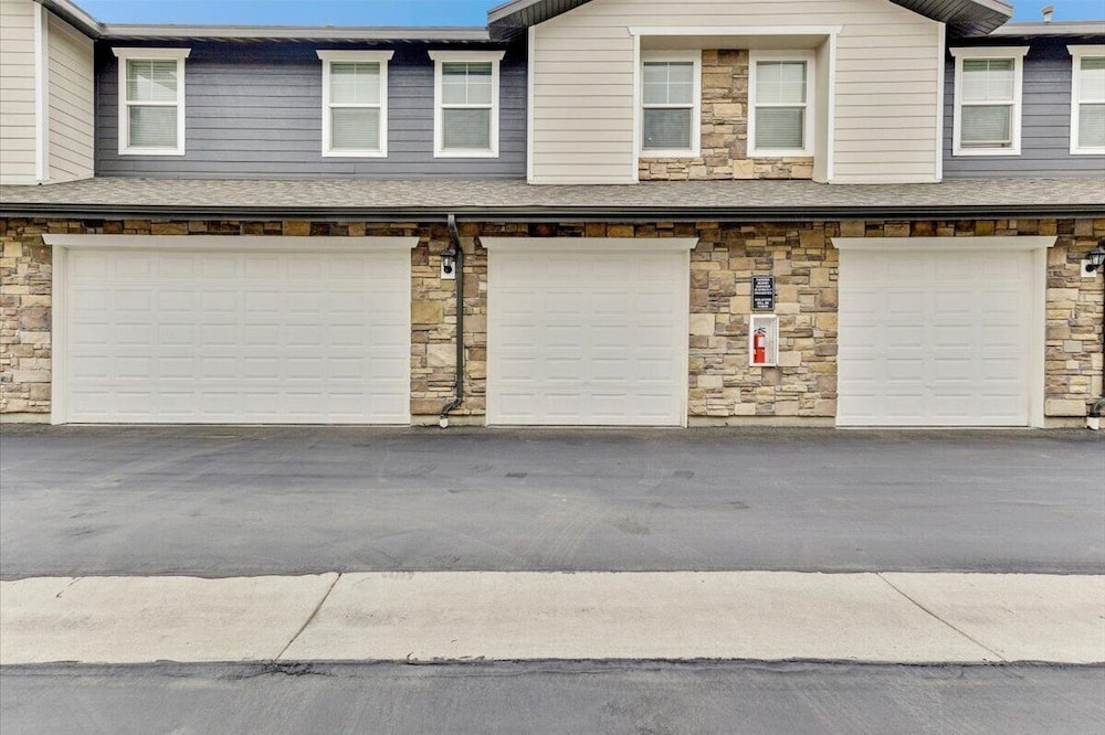 Modern w/ Pool, Gym, Hottub, Golf, Pet Friendly!