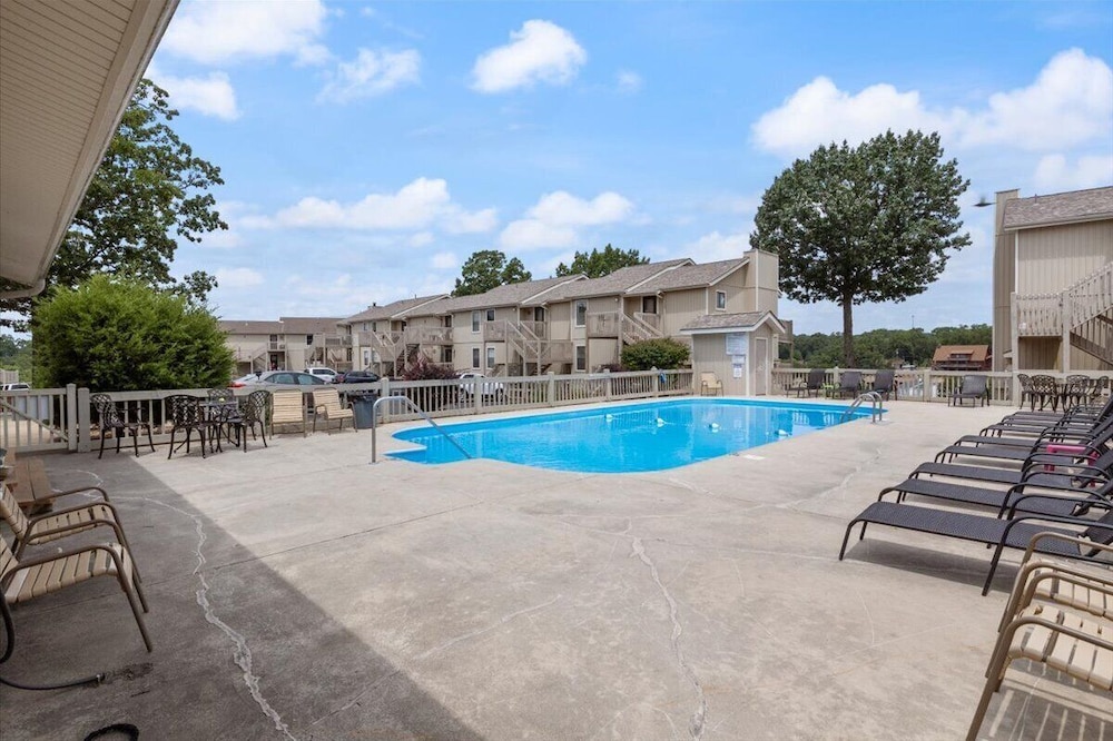 Lakefront Condo w/ Screened Patio, 3 Pools, Boat Slip in Osage Beach