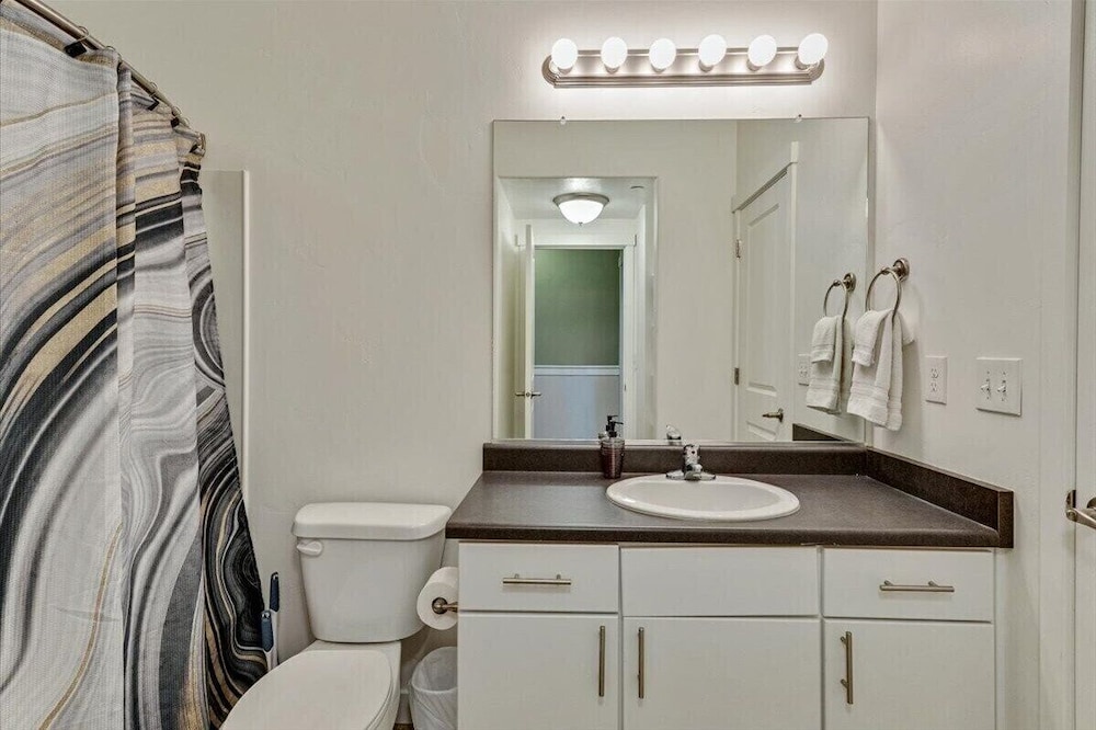 Modern w/ Pool, Gym, Hottub, Golf, Pet Friendly!