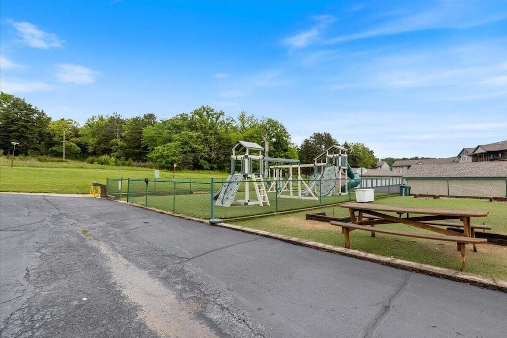 Relaxing Lakefront Condo w/ 2 Heated Pools, Boat Ramp & Slip, Near Golf & Parks
