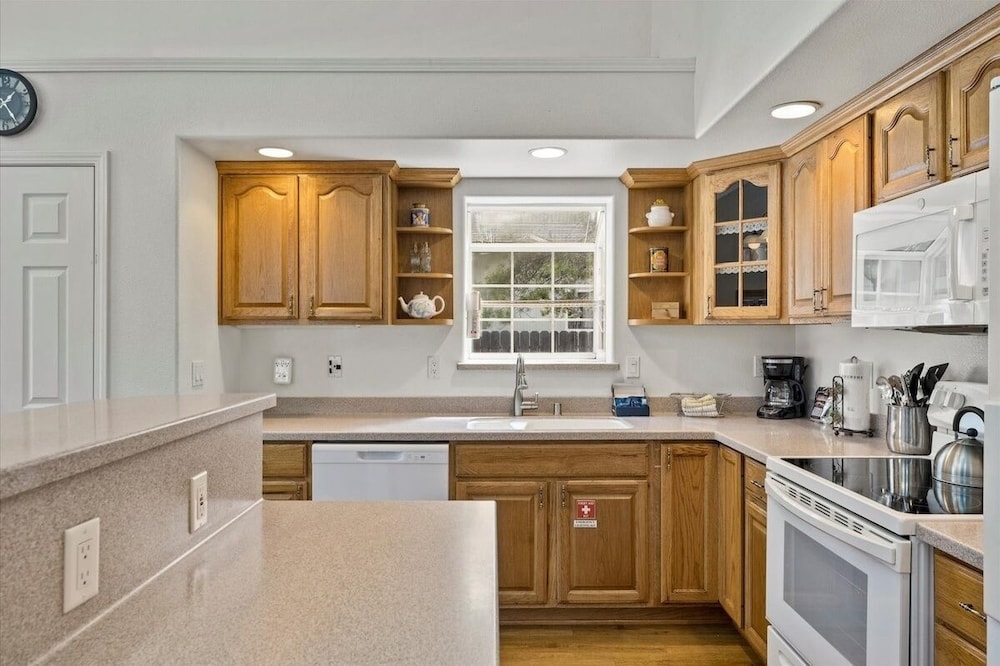 Sierra Mountain Lodge 3 Bedroom Home by RedAwning view 4