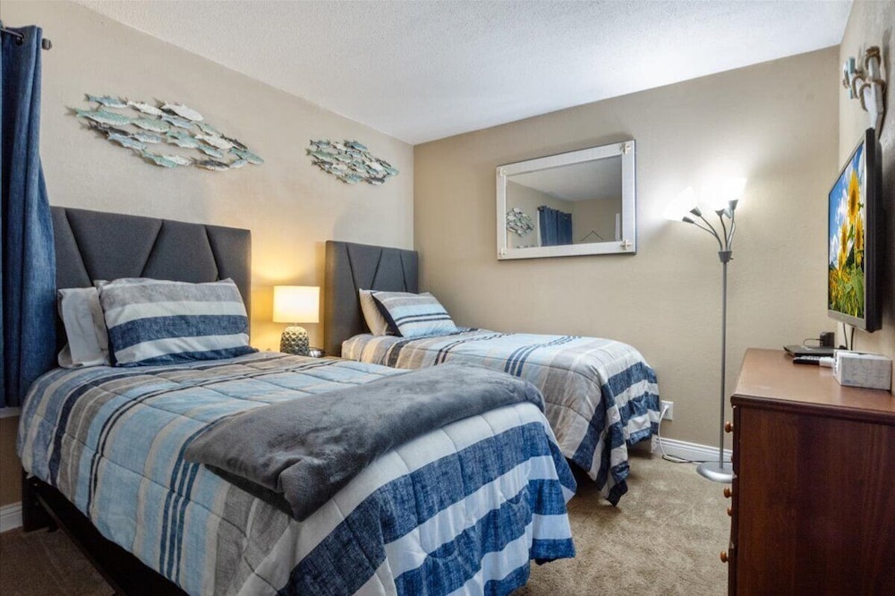 Spacious Family Friendly 3 Bed/3 Bath w/ Amazing Views, Lakeside Pool, & Boat Slip