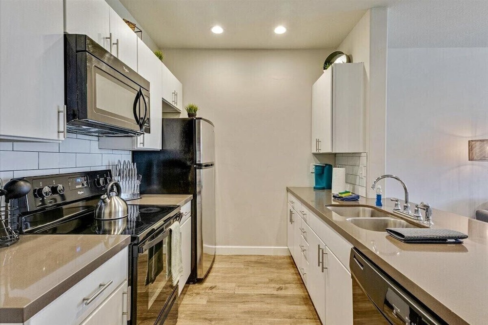 Modern w/ Pool, Gym, Hottub, Golf, Pet Friendly!