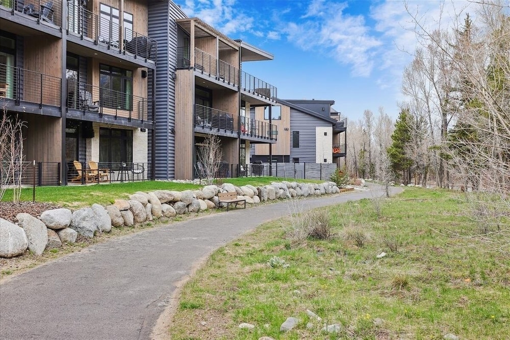 River West 924 2 Bedroom Condo by RedAwning view 4