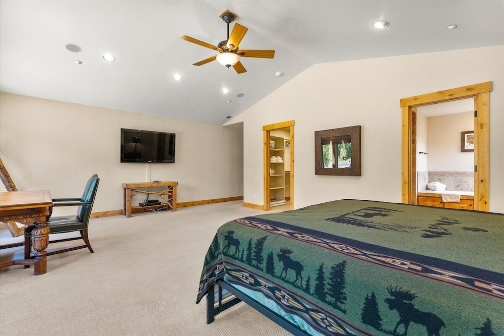 Shaquinaw! 5 Bedroom Home by RedAwning view 3