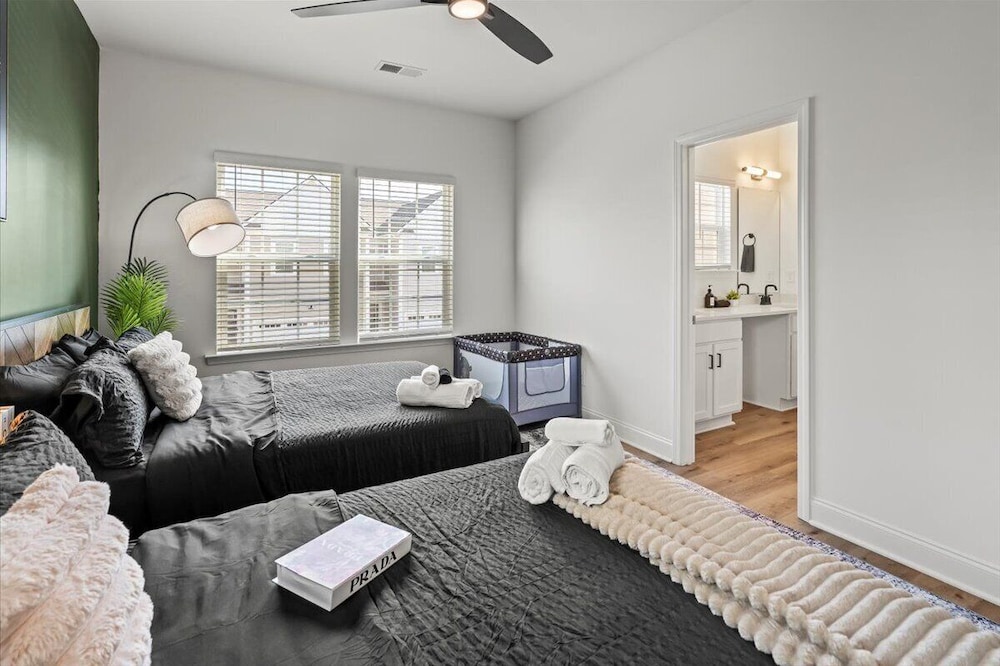 3BR Townhouse Mins to Uptown Charlotte