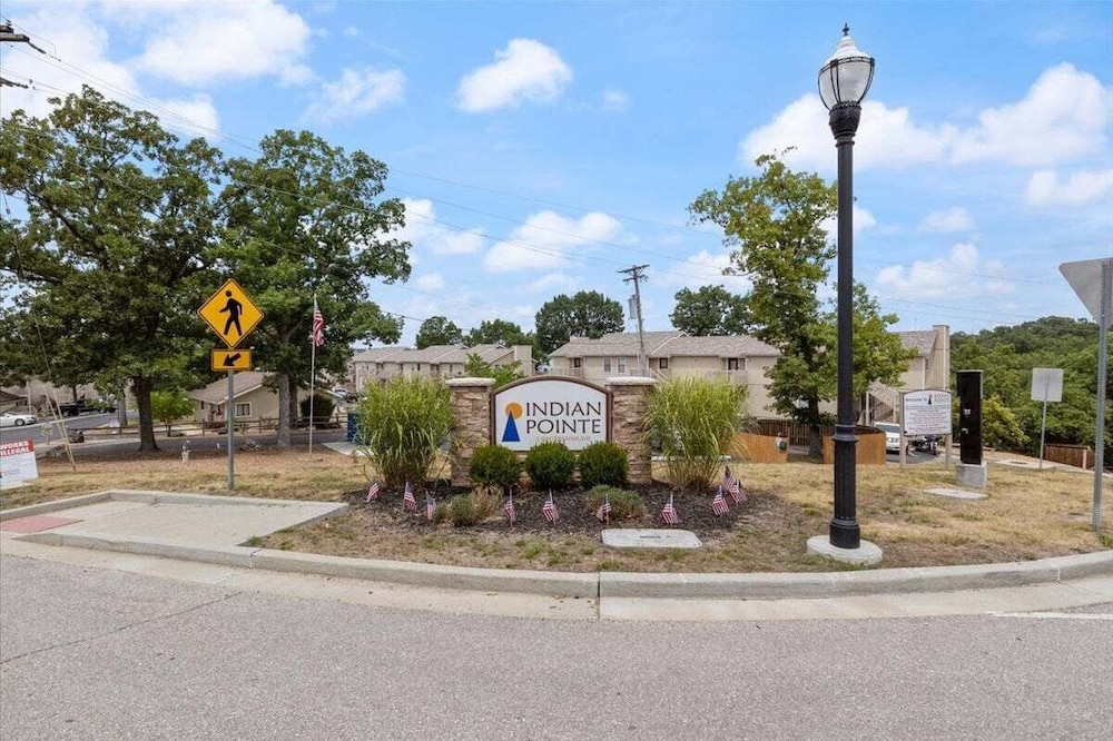 Lakefront Condo w/ Screened Patio, 3 Pools, Boat Slip in Osage Beach