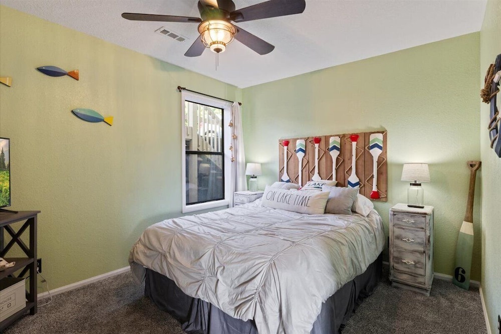 Lakefront Condo w/ Screened Patio, 3 Pools, Boat Slip in Osage Beach