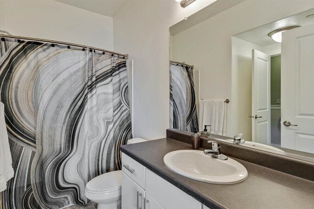 Modern w/ Pool, Gym, Hottub, Golf, Pet Friendly!