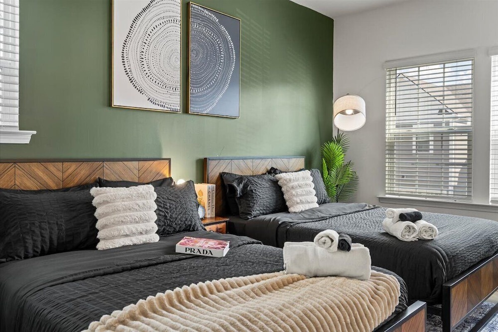 3BR Townhouse Mins to Uptown Charlotte