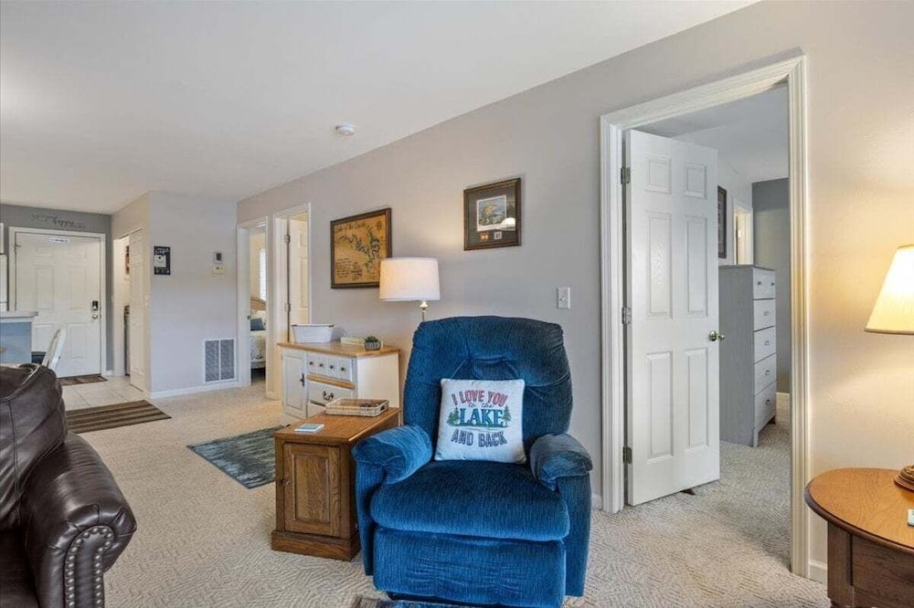 Relaxing Lakefront Condo w/ 2 Heated Pools, Boat Ramp & Slip, Near Golf & Parks