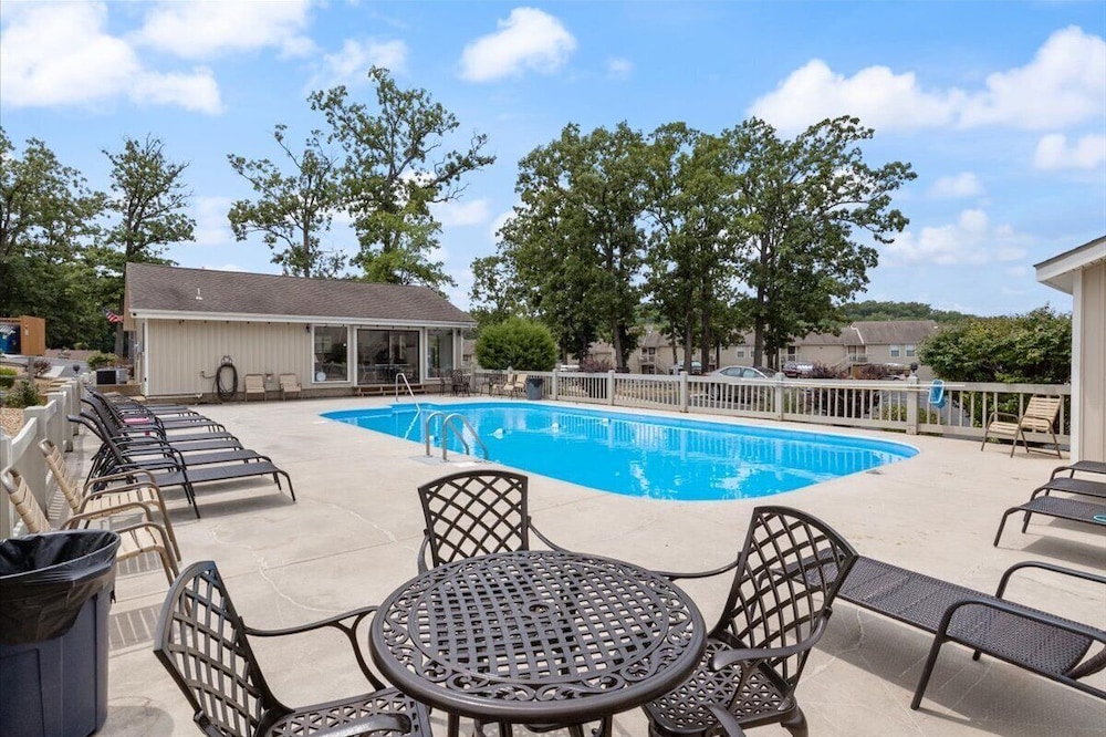 Lakefront Condo w/ Screened Patio, 3 Pools, Boat Slip in Osage Beach
