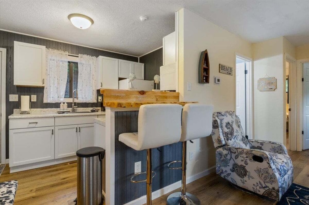 Lakefront Home, Private Dock + Kayaks,arcade Games, Pet Friendly