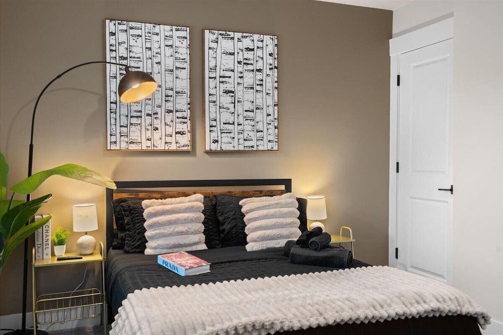 Luxe King 3BR Townhouse in Uptown CLT