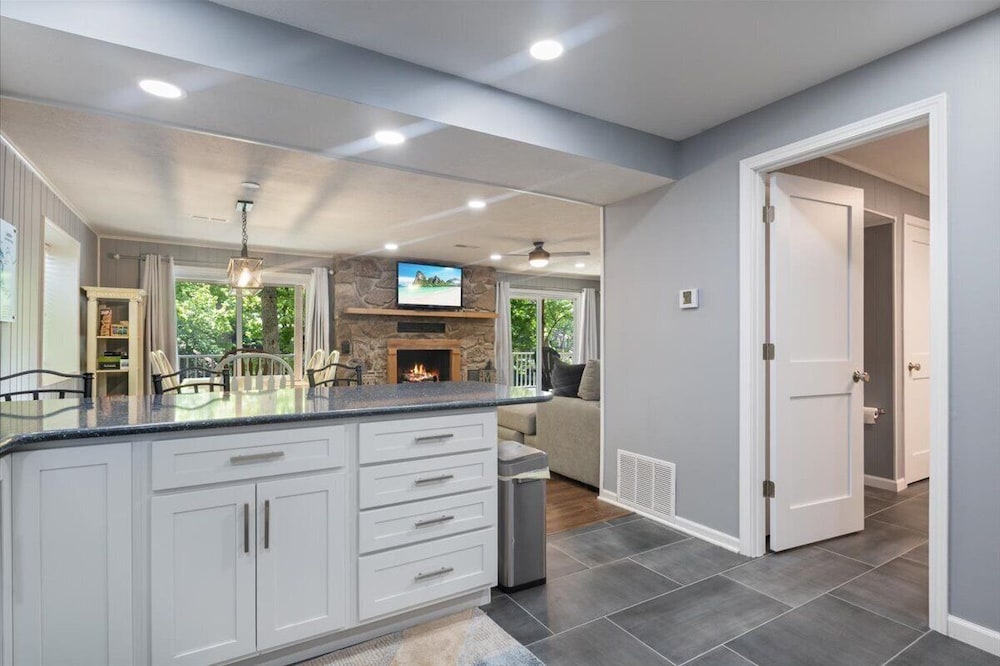 Stunning Views of the 7.5mm, Private Dock, Spacious Decks, Kayaks & More!