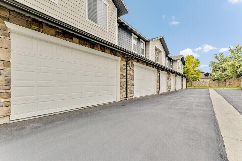 Modern w/ Pool, Gym, Hottub, Golf, Pet Friendly!