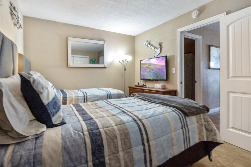 Spacious Family Friendly 3 Bed/3 Bath w/ Amazing Views, Lakeside Pool, & Boat Slip