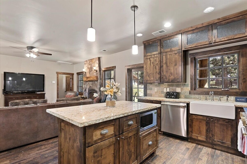 Cyh1012 - Hidden Cedar 5 Bedroom Home