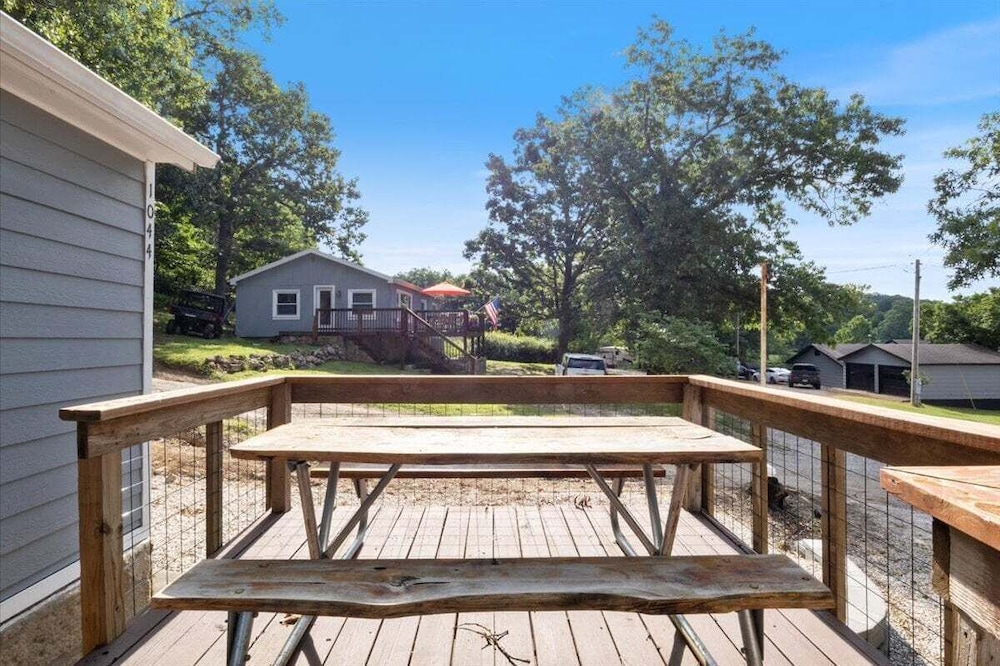 Lakefront Home in a Quiet Cove, Private Dock, Outdoor Dining & Fishing
