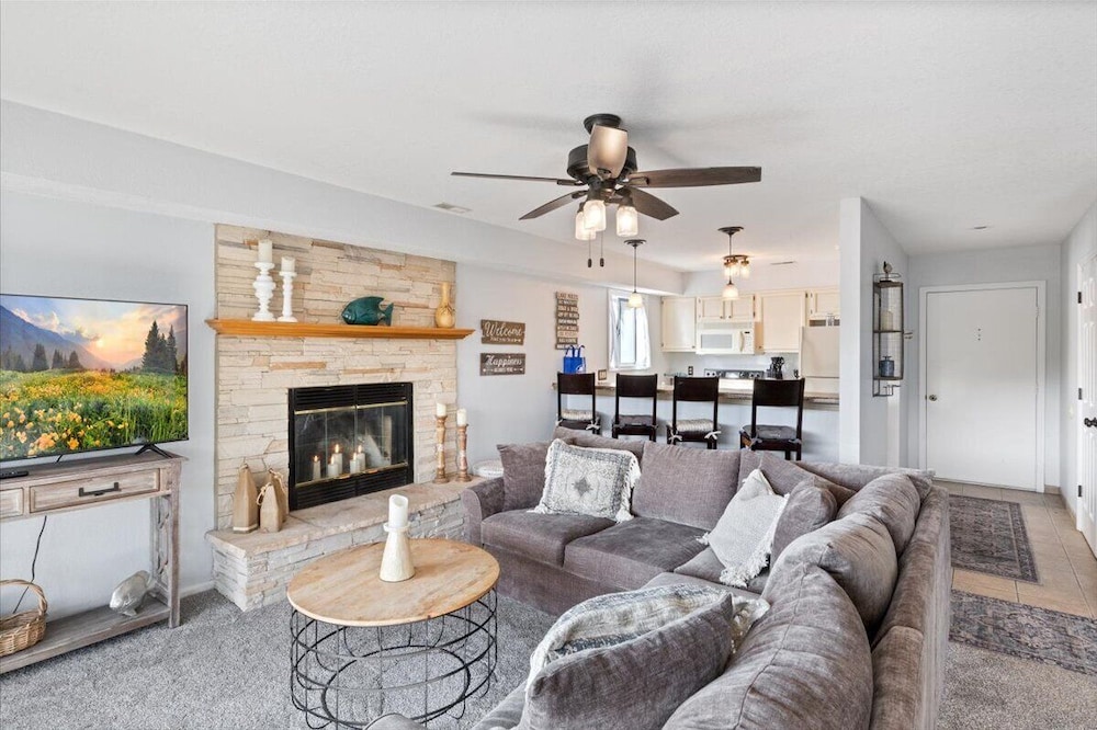 Lakefront Condo w/ Screened Patio, 3 Pools, Boat Slip in Osage Beach