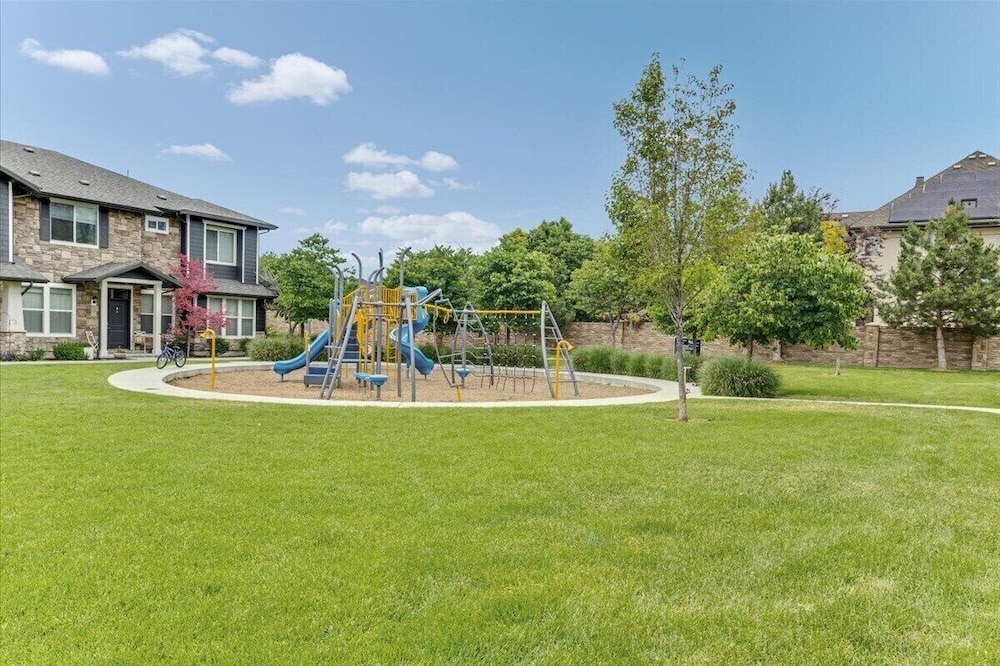 Modern w/ Pool, Gym, Hottub, Golf, Pet Friendly!