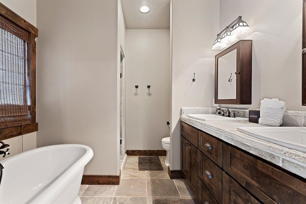 Cyh1012 - Hidden Cedar 5 Bedroom Home